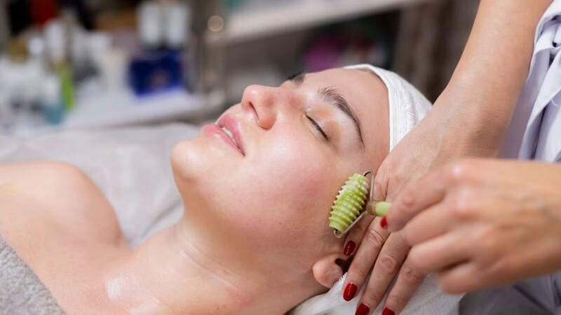 Massage mặt l&agrave; một phương ph&aacute;p thư gi&atilde;n v&agrave; k&iacute;ch th&iacute;ch da mặt