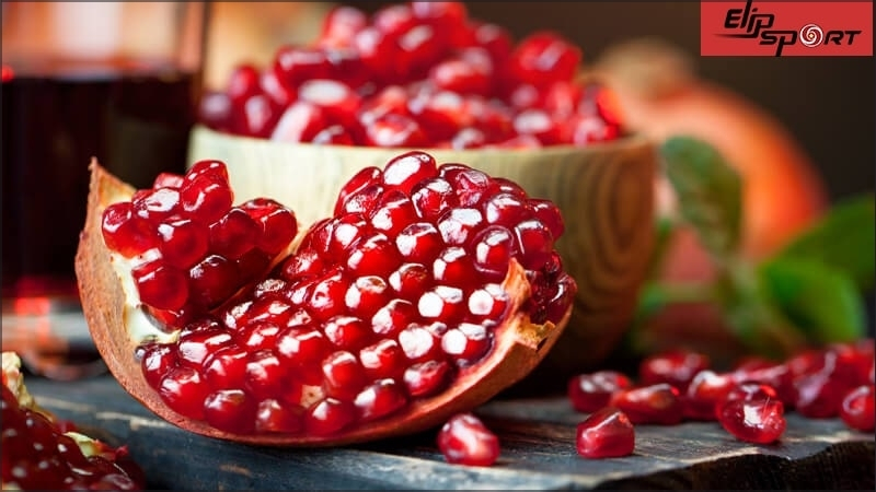 Quả lựu chứa nhiều chất chống oxy h&oacute;a tốt cho l&agrave;n da