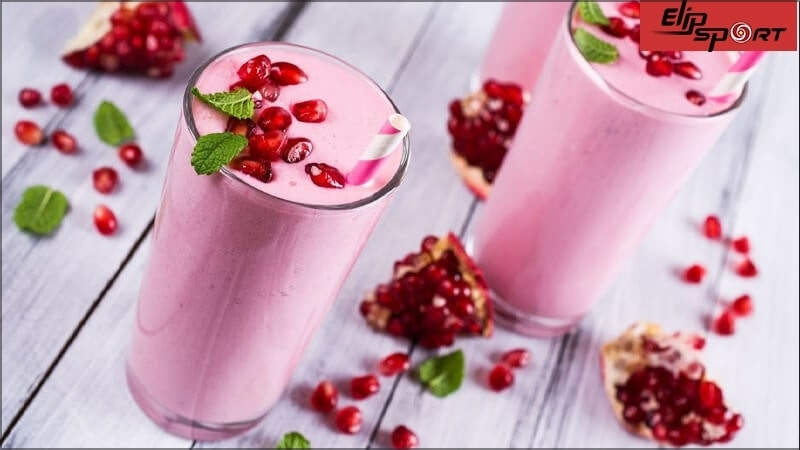 Sinh tố lựu l&agrave; thức uống mang lại cảm gi&aacute;c mới lạ