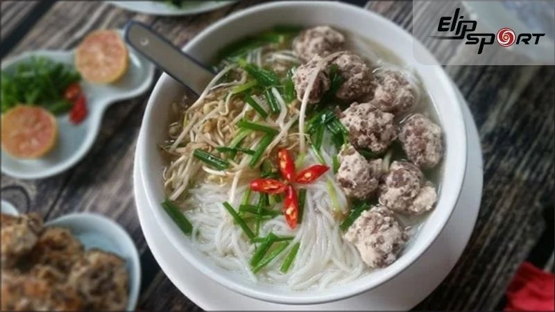 B&uacute;n ăn k&egrave;m nước d&ugrave;ng l&agrave; m&oacute;n ăn nhẹ nh&agrave;ng, dễ d&agrave;ng kiểm so&aacute;t calo