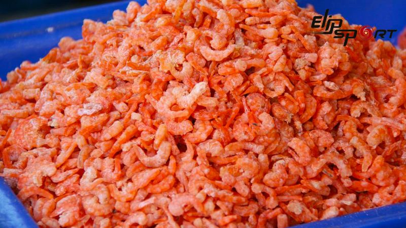 N&ecirc;n lựa chọn c&aacute;c loại t&ocirc;m phơi sống, c&oacute; m&agrave;u đỏ tự nhi&ecirc;n thịt sẽ ngọt hơn
