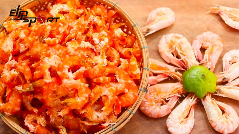 Bạn c&oacute; thể sử dụng t&ocirc;m kh&ocirc; nấu canh