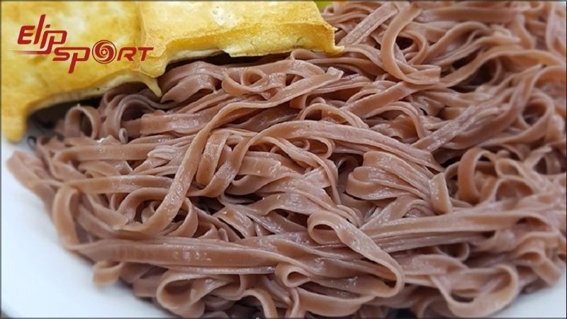 Trung b&igrave;nh, 100g phở gạo lứt chứa khoảng 250 calo
