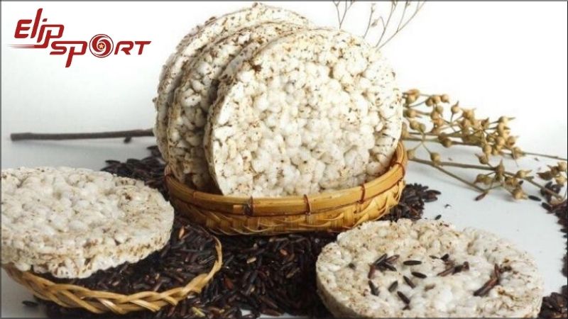 Trung b&igrave;nh, 1 chiếc b&aacute;nh gạo lứt 9 gram chứa khoảng 35 calo