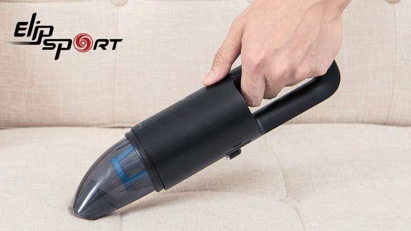 D&ugrave;ng m&aacute;y h&uacute;t bụi cầm tay vệ sinh da bọc m&aacute;y