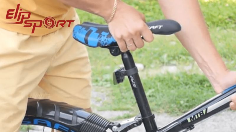 T&ugrave;y thuộc v&agrave;o chiều cao của bạn, h&atilde;y điều chỉnh độ cao của y&ecirc;n xe sao cho ph&ugrave; hợp