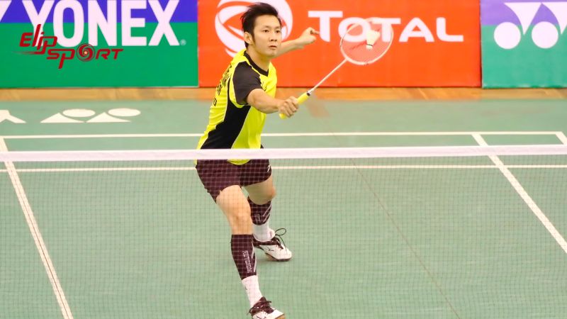 Thực hiện động t&aacute;c giao cầu d&agrave;i c&oacute; thể l&agrave;m mất khả năng thăng bằng của đối thủ