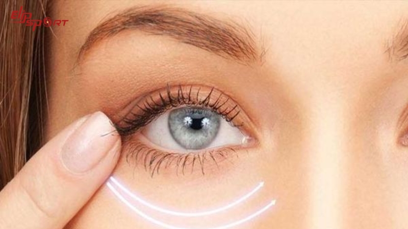 Bạn c&oacute; thể nhổ bỏ l&ocirc;ng mi bị quặm