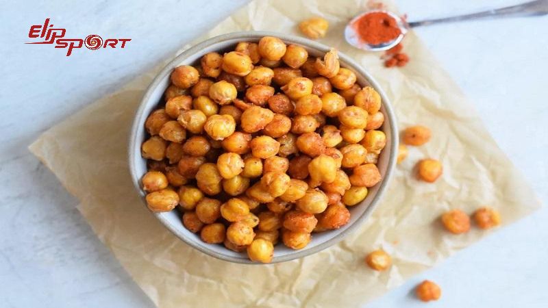 Ng&ocirc; cay thường được ướp gia vị v&agrave; chế biến với dầu mỡ chứa nhiều chất b&eacute;o
