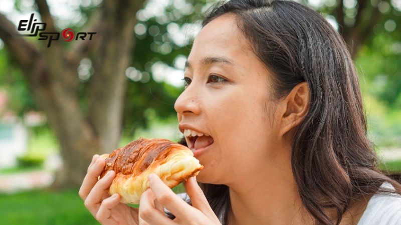 N&ecirc;n hạn chế b&aacute;nh m&igrave; ngọt, điều n&agrave;y sẽ dễ g&acirc;y thừa c&acirc;n