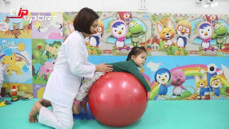 b&eacute; bị ch&acirc;n v&ograve;ng kiềng