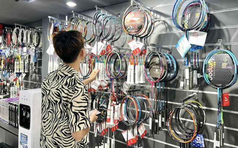HVShop l&agrave; địa chỉ chuy&ecirc;n cung cấp c&aacute;c sản phẩm cầu l&ocirc;ng v&agrave; l&agrave; nơi chia sẻ kiến thức chuy&ecirc;n nghiệp, uy t&iacute;n trong lĩnh vực n&agrave;y