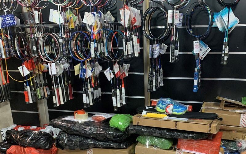 Tiến Dinh Sport l&agrave; một trong những địa chỉ mua vợt đ&aacute;nh cầu l&ocirc;ng uy t&iacute;n nhất ở H&agrave; Nội