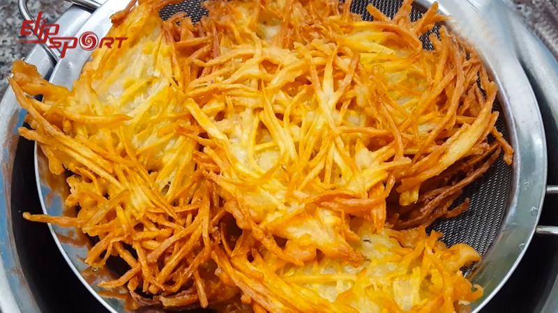 B&aacute;nh khoai lang sợi chi&ecirc;n thơm ngon gi&ograve;n rụm