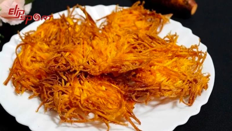 B&aacute;nh khoai được chế biến từ c&aacute;c nguy&ecirc;n liệu đơn giản như bột m&igrave;, bột gạo, khoai lang,...