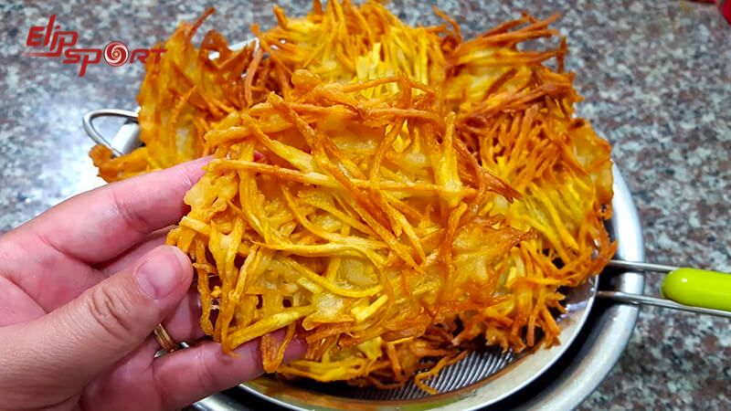 B&aacute;nh khoai lang chi&ecirc;n gi&ograve;n c&oacute; trọng lượng 100g chứa khoảng 138 calo