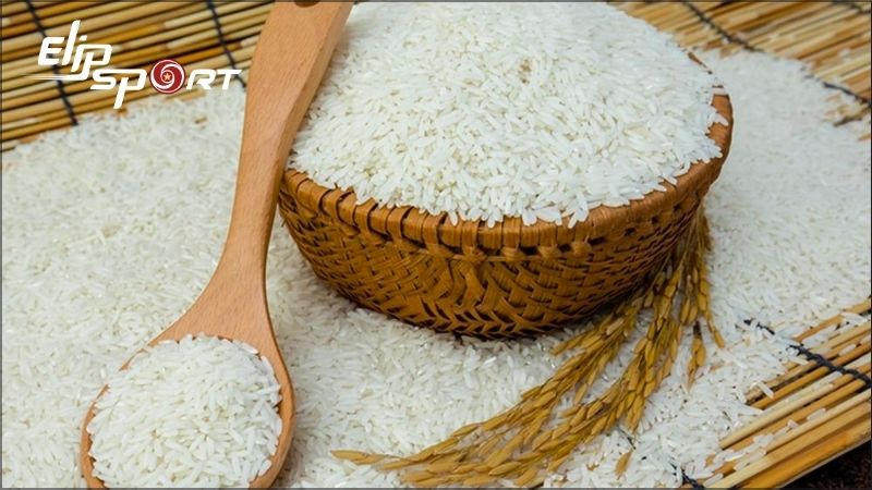 B&uacute;n thường được l&agrave;m từ bột gạo tẻ hoặc bột gạo lứt th&ecirc;m bột năng v&agrave; muối