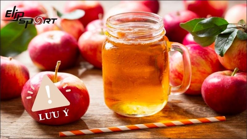 Tr&aacute;nh uống nước &eacute;p t&aacute;o ngay sau khi thức dậy hoặc khi đ&oacute;i bụng