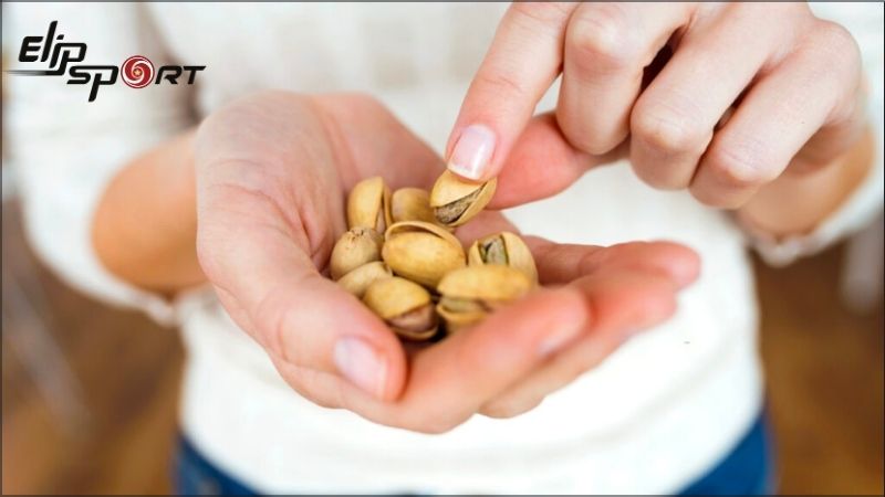 N&ecirc;n ăn hạt dẻ cười v&agrave;o c&aacute;c bữa phụ khoảng 9h v&agrave; 15h