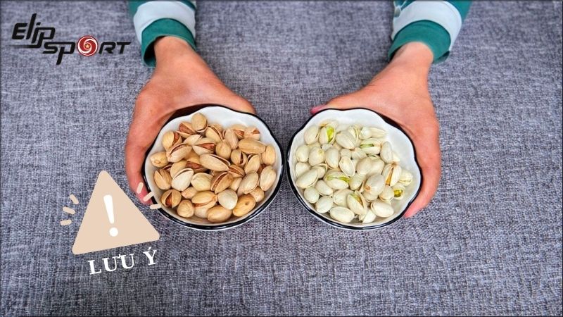 Tr&aacute;nh c&aacute;c loại hạt được tẩm ướp qu&aacute; nhiều gia vị