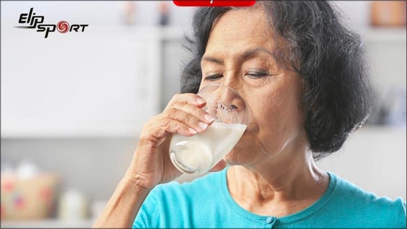 Sữa l&agrave; một trong những thực phẩm bổ sung dưỡng chất cho bố mẹ