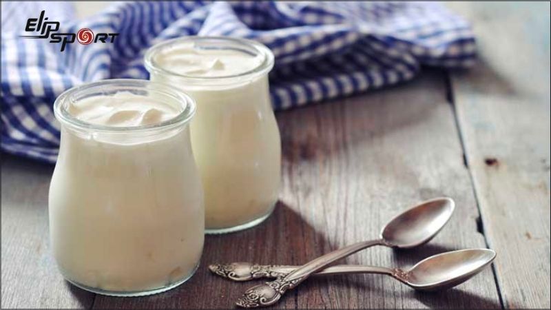 Sữa v&agrave; sữa chua l&agrave; hai thực phẩm kh&ocirc;ng thể thiếu trong khẩu phần dinh dưỡng