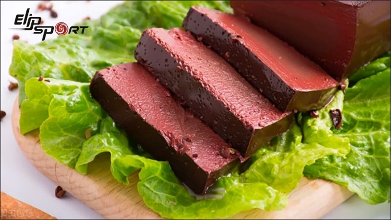 Một b&aacute;t huyết vịt cung cấp khoảng 300 kcal