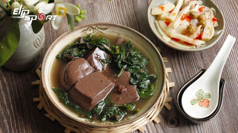 Hạn chế lượng tiết lợn trong mỗi bữa ăn để tr&aacute;nh lượng calo qu&aacute; mức