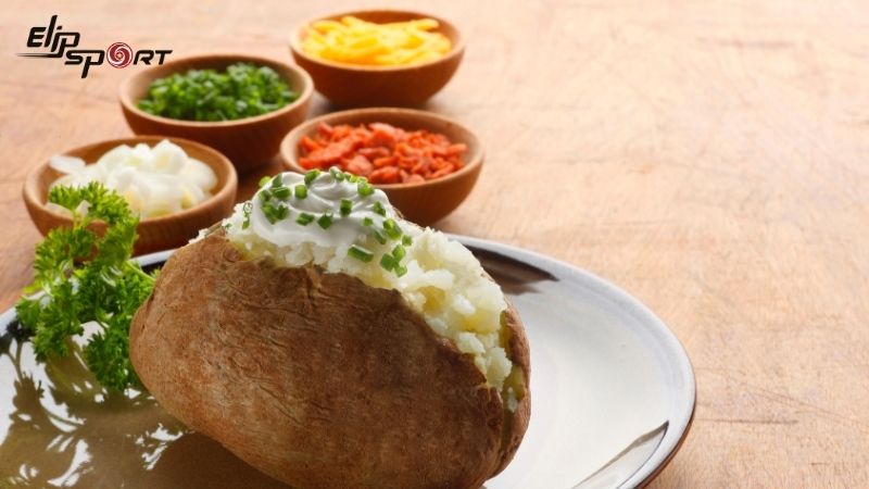 Khoai t&acirc;y đ&uacute;t l&ograve; l&agrave; một m&oacute;n ăn đơn giản nhưng bổ dưỡng