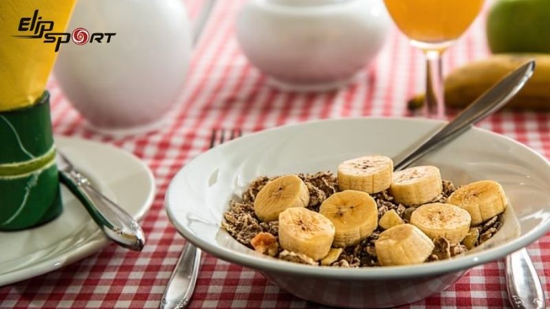 Trước khi chạy bộ, hãy ăn một bữa ăn nhẹ như chuối, yaourt,...