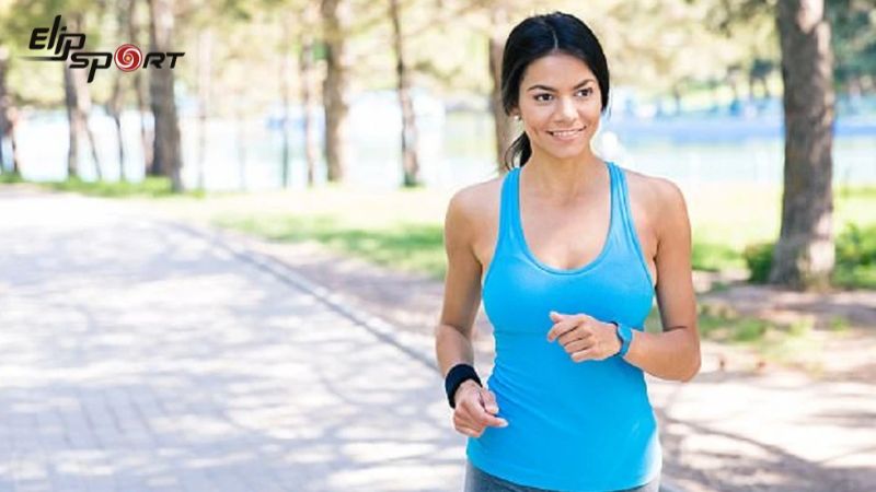 Đung đưa c&aacute;nh tay khi đi bộ tạo ra sự c&acirc;n bằng v&agrave; đồng bộ hơn giữa cơ thể v&agrave; gia tốc khi đi bộ