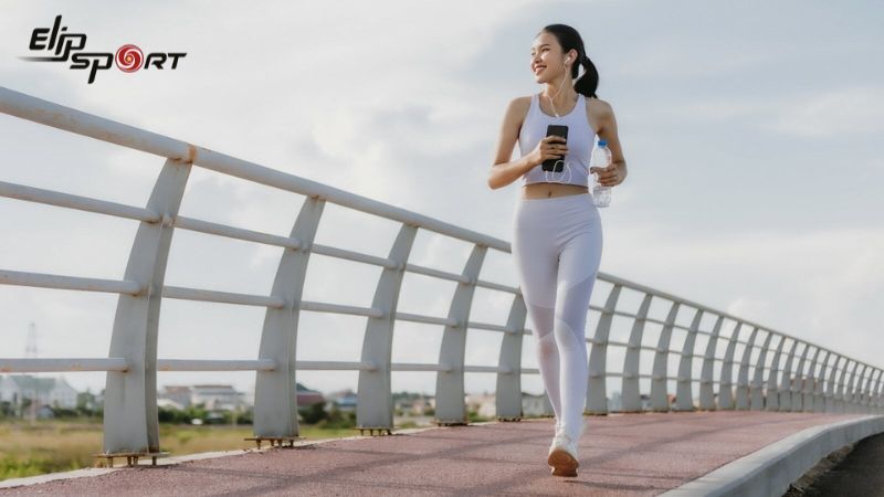 Sau khi chạy bộ h&atilde;y đi bộ nhẹ nh&agrave;ng trong v&agrave;i ph&uacute;t để l&agrave;m lạnh cơ v&agrave; gi&uacute;p cơ thể phục hồi nhanh ch&oacute;ng