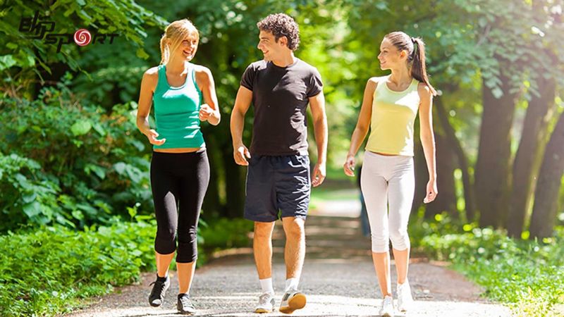 Đi bộ theo nh&oacute;m tạo ra cơ hội để giao tiếp v&agrave; tương t&aacute;c x&atilde; hội với những người bạn mới
