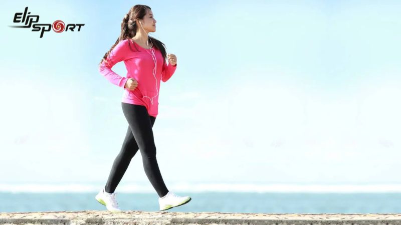 Đi bộ nhanh l&agrave; một&nbsp; hiệu quả để đốt ch&aacute;y calo v&agrave; gi&uacute;p duy tr&igrave; qu&aacute; tr&igrave;nh giảm c&acirc;n