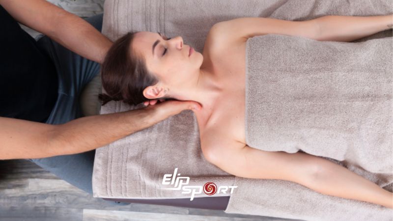 Massage cổ vai g&aacute;y tại nh&agrave; giảm đau tức th&igrave;
