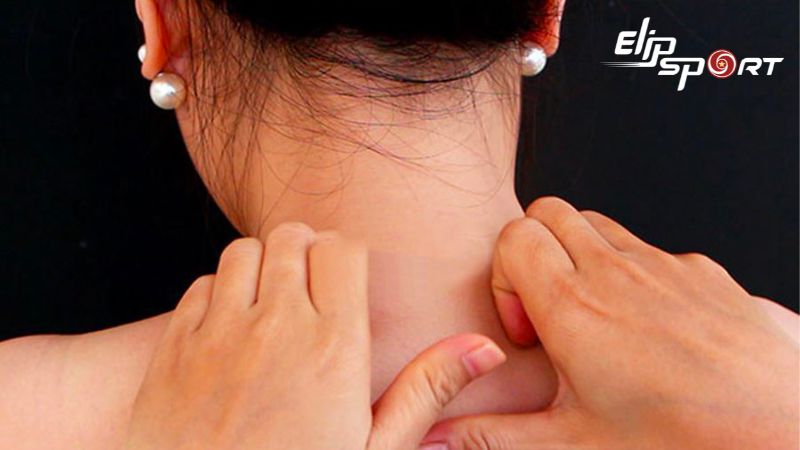 Massage lăn tay v&ugrave;ng dưới cổ