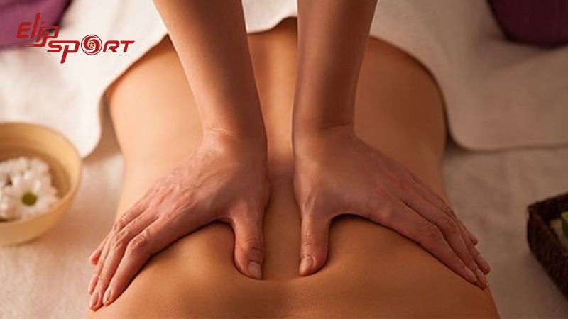 Người thực hiện cần ch&uacute; &yacute; đến vị tr&iacute; v&agrave; chiều s&acirc;u của c&aacute;c động t&aacute;c massage