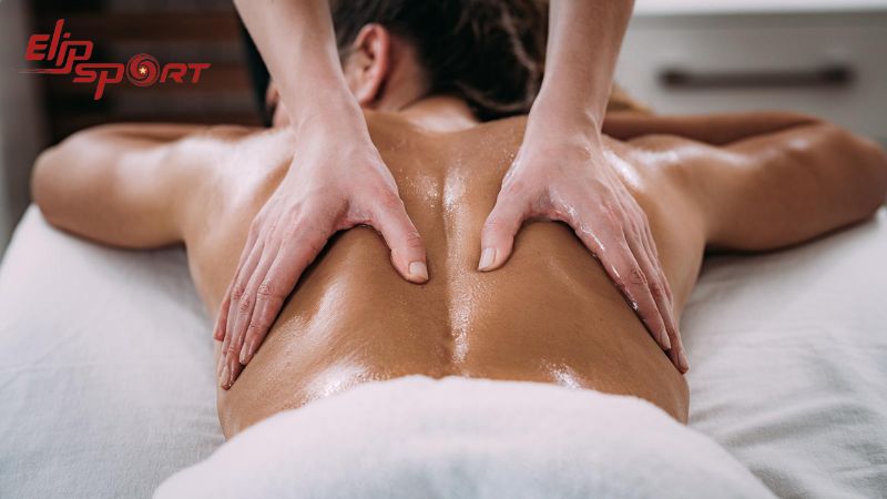 Massage Thụy Điển gi&uacute;p k&iacute;ch th&iacute;ch v&agrave; đ&agrave;o thải c&aacute;c độc tố ra b&ecirc;n ngo&agrave;i nhờ c&aacute;c động t&aacute;c xoa b&oacute;p
