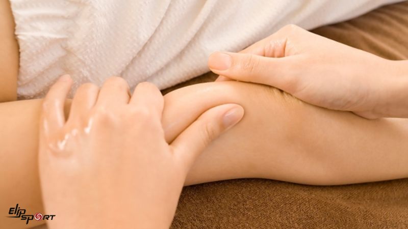 Massage c&aacute;nh tay tr&ecirc;n