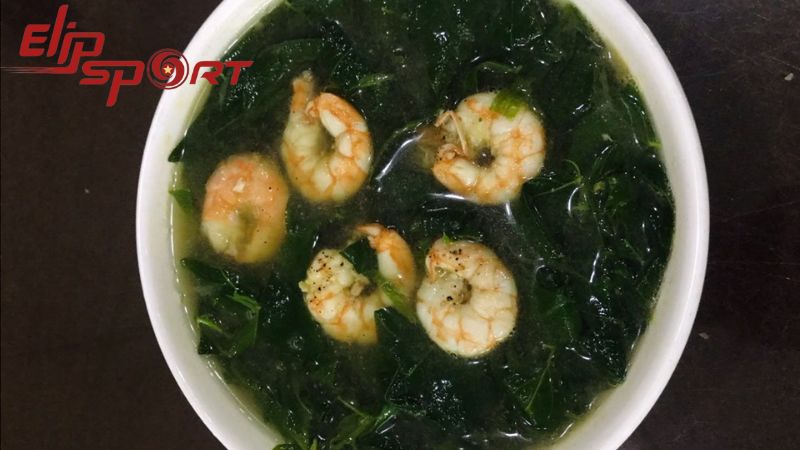 M&oacute;n canh t&ocirc;m rau ng&oacute;t n&agrave;y kh&ocirc;ng chỉ cung cấp đầy đủ chất dinh dưỡng m&agrave; c&ograve;n hỗ trợ qu&aacute; tr&igrave;nh ti&ecirc;u h&oacute;a
