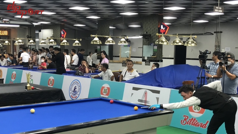 Người chơi đ&aacute;nh tr&uacute;ng tất cả nh&oacute;m bi ​​của m&igrave;nh v&agrave; sau đ&oacute; đ&aacute;nh đ&uacute;ng quả b&oacute;ng số 8 v&agrave;o lỗ sẽ thắng tr&ograve; chơi đ&oacute;