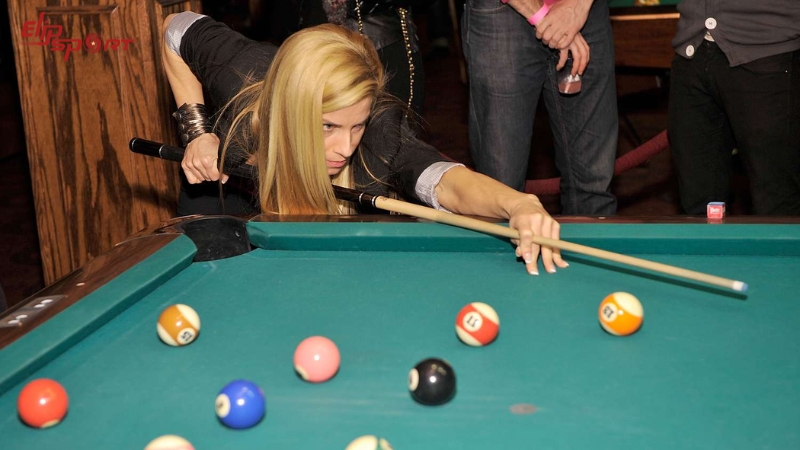 Trong Billiard Straight Pool, mục ti&ecirc;u của người chơi l&agrave; đạt được một số điểm nhất định th&ocirc;ng qua việc đưa c&aacute;c bi v&agrave;o lỗ