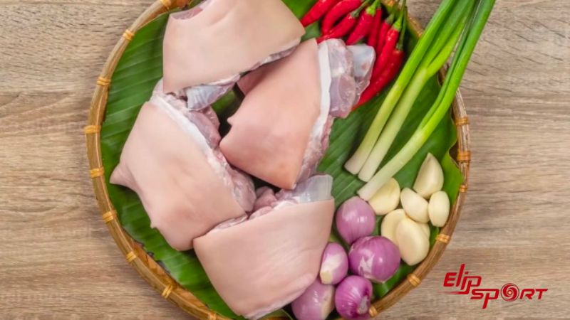Ch&acirc;n gi&ograve; heo l&agrave; nguy&ecirc;n liệu hết sức quen thuộc với c&aacute;c m&oacute;n ăn người Việt Nam