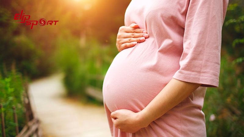 B&agrave; bầu c&oacute; thể ăn ch&acirc;n gi&ograve; hoặc m&oacute;ng heo nhưng n&ecirc;n ăn điều độ, hợp l&yacute;