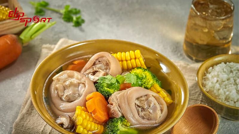 Canh ch&acirc;n gi&ograve; với rau củ quả với h&agrave;m lượng gi&aacute; trị dinh dưỡng cao