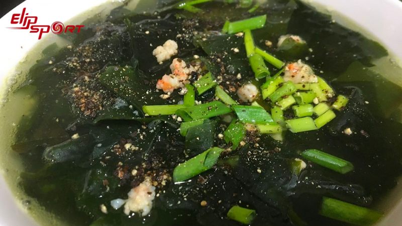 Canh rong biển l&agrave; m&oacute;n ăn hết sức quen thuộc
