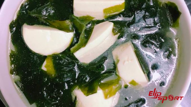 Canh rong biển đậu hũ non chứa h&agrave;m lượng dinh dưỡng cao