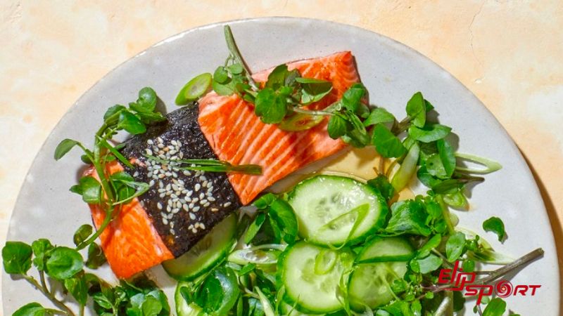 Rong biển cuộn c&aacute; hồi gi&agrave;u Omega 3 chứa nhiều vitamin v&agrave; kho&aacute;ng chất 