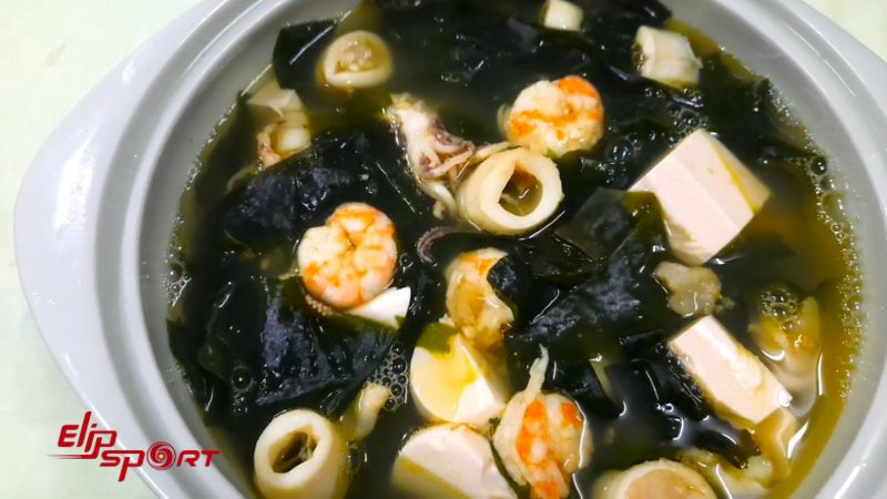 Canh rong biển nấu t&ocirc;m n&otilde;n cung cấp h&agrave;m lượng protein cao