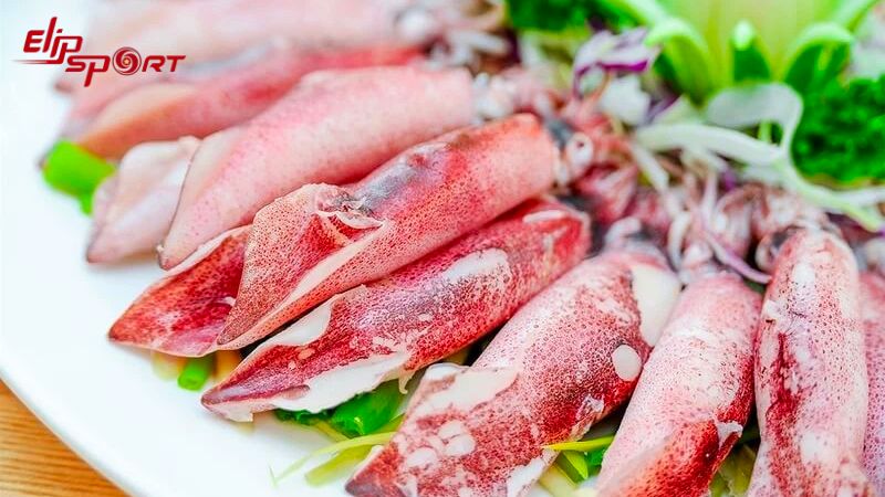 Mực l&agrave; nguy&ecirc;n liệu nấu ăn phổ biến trong nhiều bữa cơm gia đ&igrave;nh